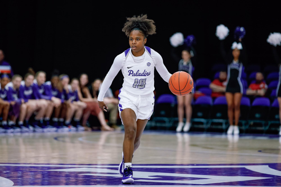 Le'Jzae Davidson becomes another Paladin athlete to sign a professional contract to play overseas. This time in Serbia.